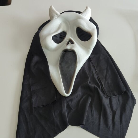 Scream Mask With Bleeding Knife Cosplay Halloween - NWT - Picture 2 of 4
